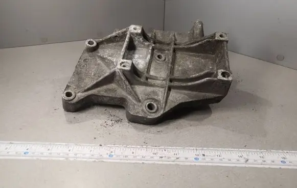 Audi A4 S4 B6 8E 8H Engine mounting bracket 058260885C 5239400