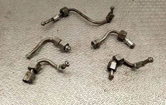 Fuel injector supply line/pipe