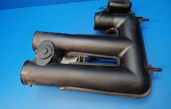 Cadillac CTS Air intake duct part 25699037