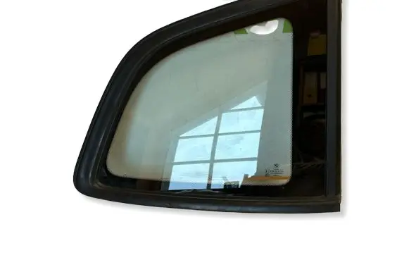BMW 2 F46 Rear side window 7316824