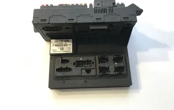 Mercedes-Benz E W211 SAM control unit 2115453901 00007165A72 A7203819002CB