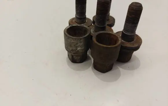 Peugeot 407 Anti-theft wheel nuts and lock 