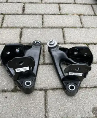 Tesla Model Y Engine mounting bracket 111023200C 111023300C
