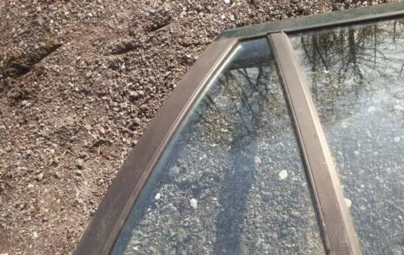 Rear vent window glass