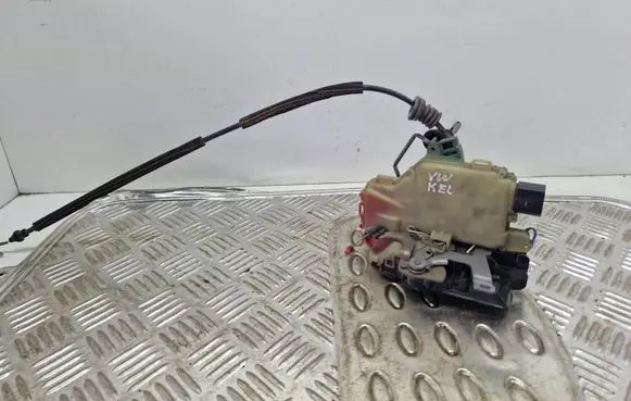Volkswagen New Beetle Front door lock 