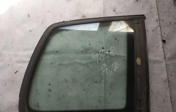 Volkswagen Touran I Rear side window as2