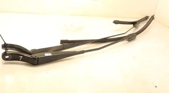Peugeot 208 Front wiper blade arm