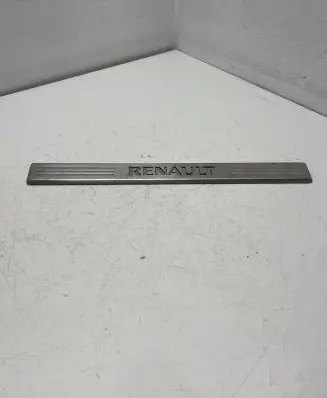 Front sill trim cover