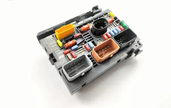 Citroen C4 I Picasso Fuse module 9666700080