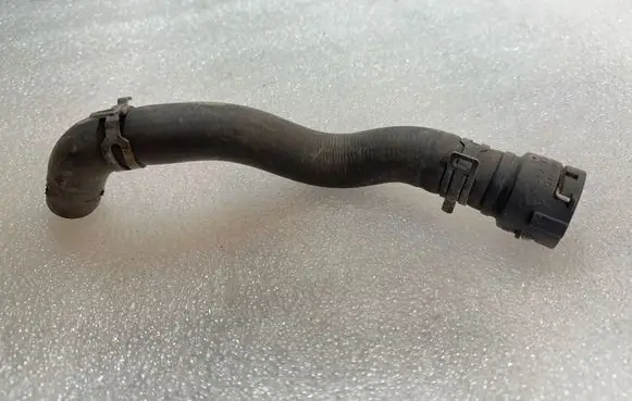 Engine coolant pipe/hose