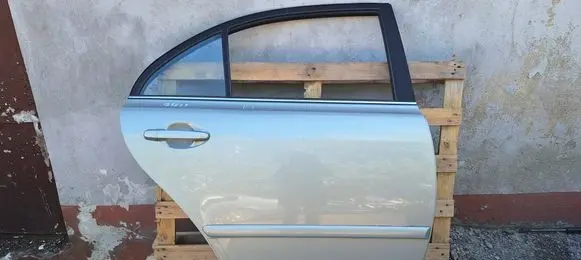 Toyota Avensis T250 Rear door