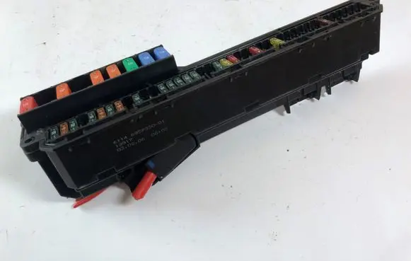 BMW 5 E60 E61 Fuse module 6957330 6114695733001 18917