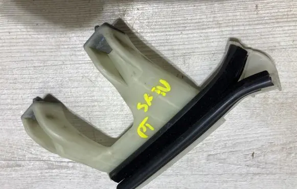 Dacia Sandero III Rear door windshield rail 822186365r