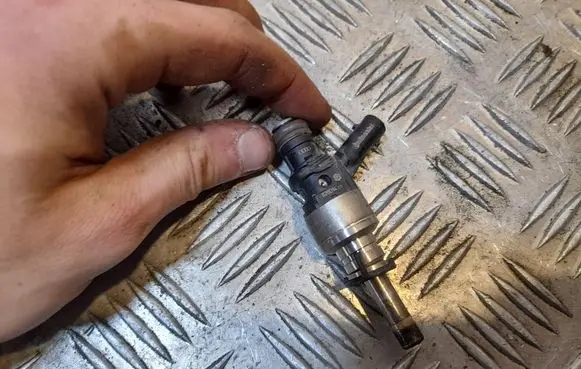 Audi A8 S8 D4 4H Fuel injector 1079036N
