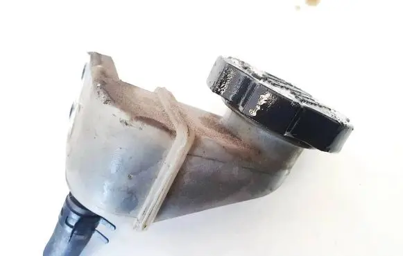 Chevrolet Captiva Brake fluid reservoir 