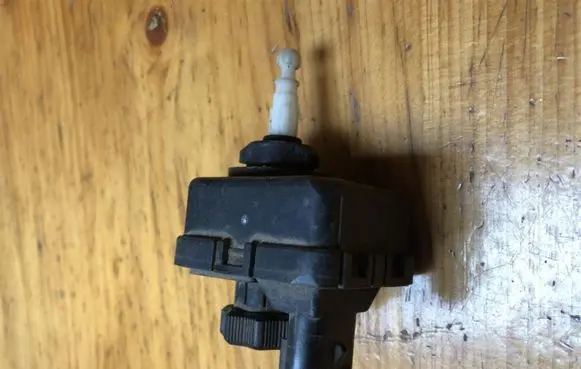 Headlight level adjustment motor