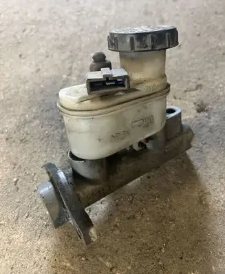 Nissan Almera N16 Master brake cylinder 22157879