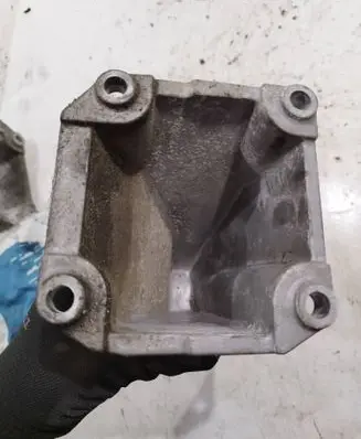 Suzuki Grand Vitara I Engine mounting bracket 200083