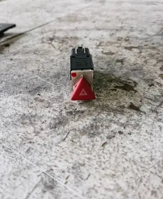Volkswagen PASSAT B6 Hazard light switch 3C0953509A
