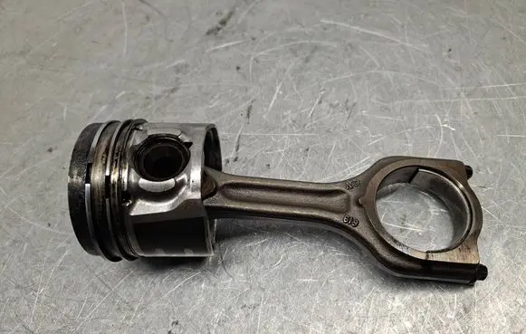 Peugeot 3008 I Piston with connecting rod