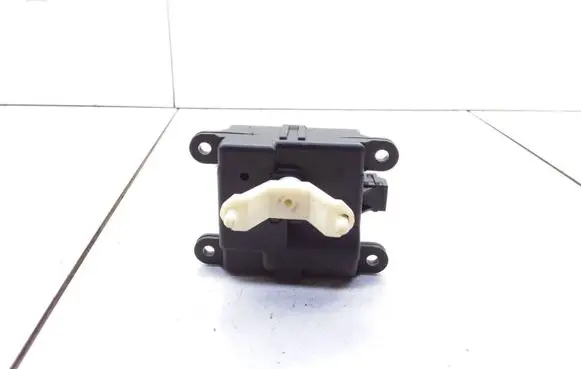 Nissan Primera Intake manifold valve actuator/motor 040831 3C27030840