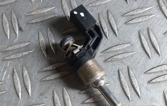 Volkswagen Golf VI Fuel injector 03C906036F