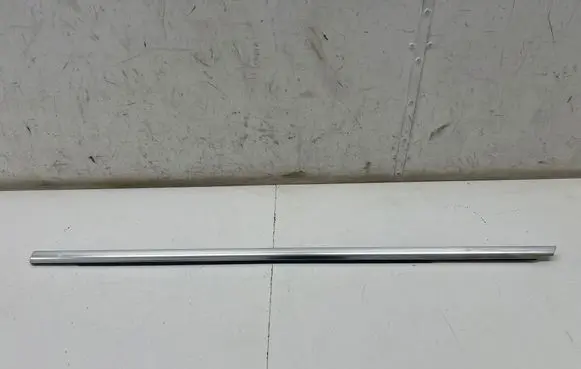 Mercedes-Benz GLE W167 Front door glass trim molding A1677201302