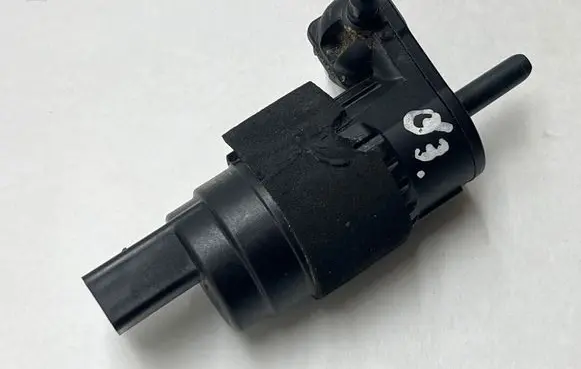 Audi Q3 F3 Windscreen/windshield washer pump 8K9955647