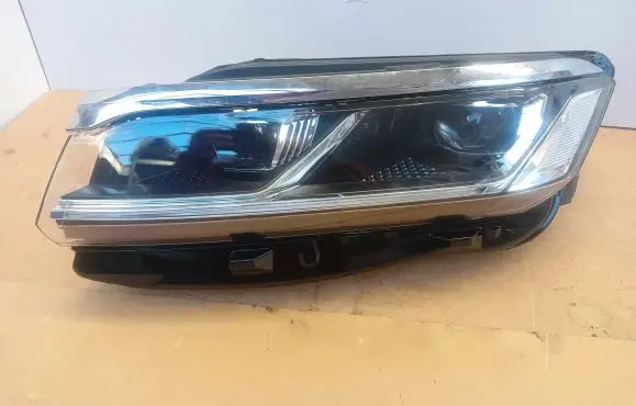 Volkswagen Touareg III Headlight/headlamp 761941035B