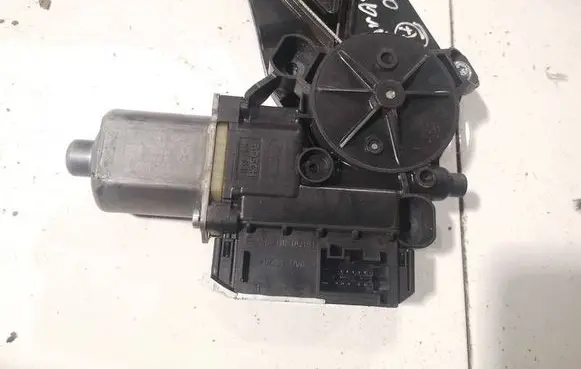 Renault Laguna I Front door window regulator motor 0130822530