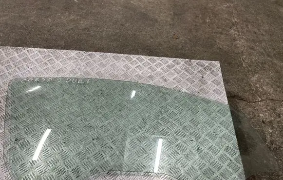 Opel Corsa D Front vent window/glass (coupe) 