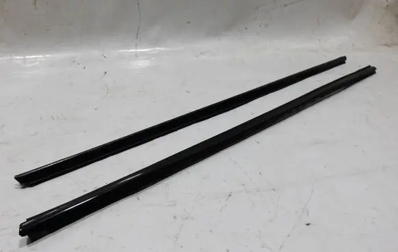 BMW 1 E82 E88 Front door glass trim molding 