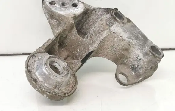 Audi A4 S4 B6 8E 8H Engine mounting bracket 8E0199352F