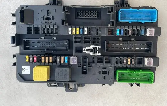 Opel Zafira B Fuse module 13206759