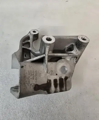 Volvo XC90 Engine mounting bracket 31430490