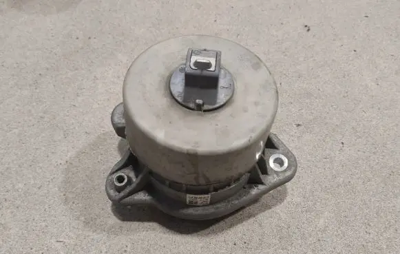 Mercedes-Benz S W222 Engine mount bracket A2222405117