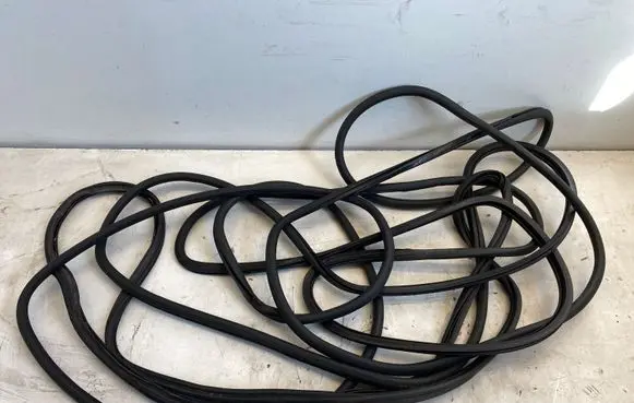 Volkswagen Touran II Front door rubber seal 1T0867913K 1T0827705J