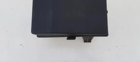 Opel Vectra B Fuse box cover 90506008