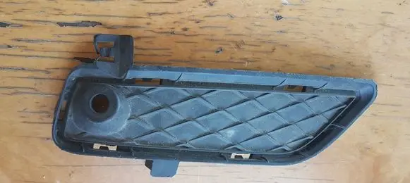 Toyota Avensis T270 Front bumper lower grill 51117249596