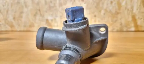Volkswagen PASSAT B5 Engine coolant pipe/hose 050121133D