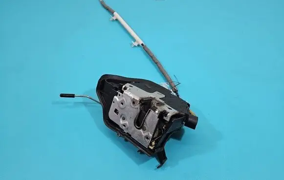 BMW 3 E46 Front door lock 8253431 IMPRK1506924