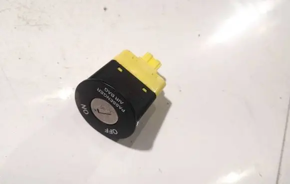 KIA Ceed Passenger airbag on/off switch