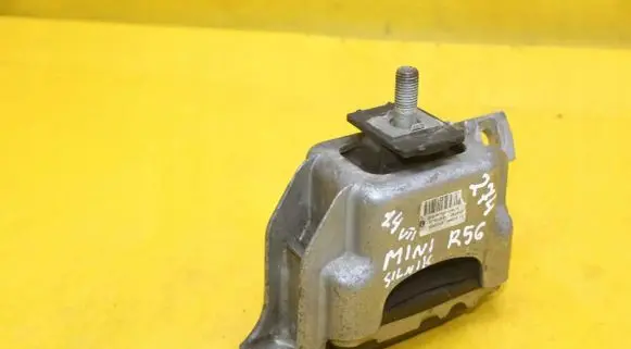 Engine mount vacuum valve