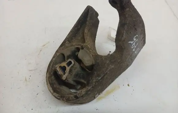 Dodge Stratus Engine mount bracket