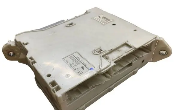 Lexus GS 300 350 430 450H Fuse module 8273030631 7B011427 611070079