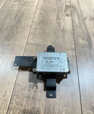 Mercedes-Benz E W211 Antenna control unit 2038203926 09101113