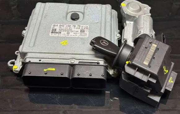 Mercedes-Benz CLK A209 C209 Engine ECU kit and lock set A6421507879 0281012572
