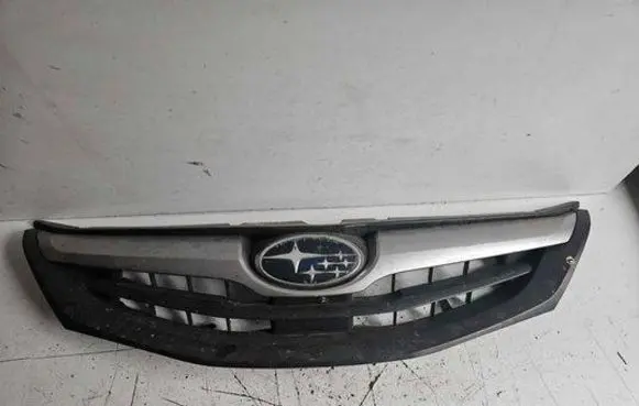 Subaru Impreza III Front bumper upper radiator grill