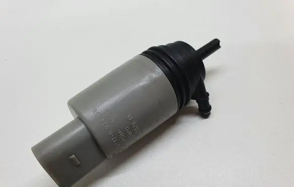 BMW 5 E60 E61 Windscreen/windshield washer pump 6934159 67126934159