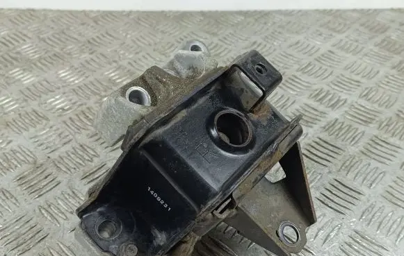 Mitsubishi Outlander Engine mount bracket